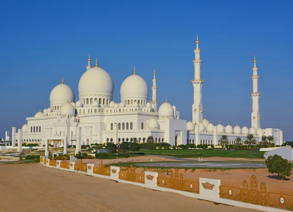 Sheikh Zayed Mosque in Abu Dhabi at sunset — Stock Photo, Image