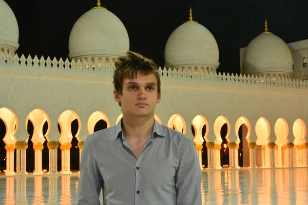 Jeune homme dans la mosquée — Photo