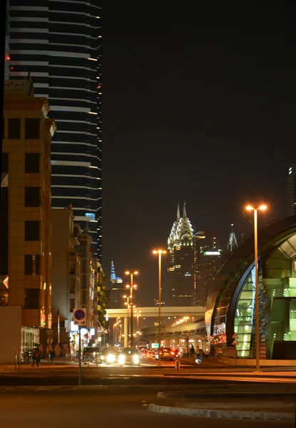 Paysage urbain de nuit à Dubaï — Stock fotografie
