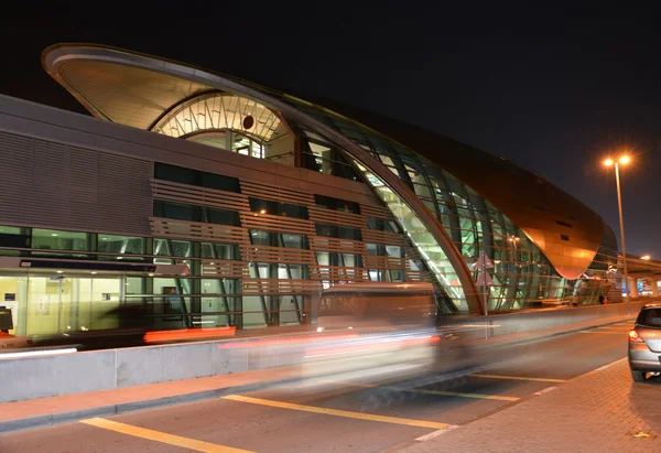 Estación de metro en Dubai por la noche — Foto de Stock