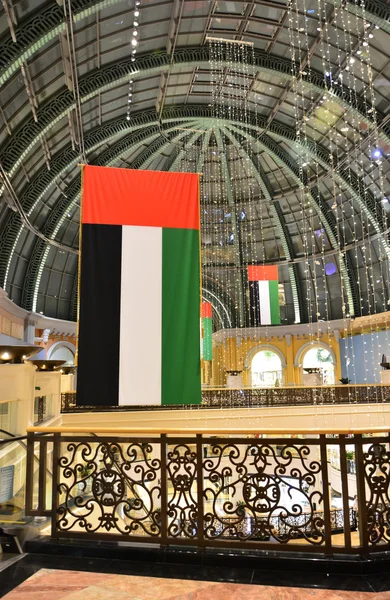 Banderas nacionales de los EAU en el centro comercial, Dubai — Foto de Stock