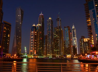 Kanal manzaralı ve gökdelen içinde dubai marina.