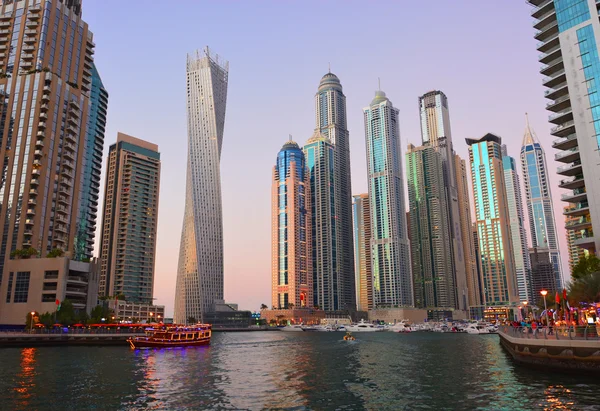 Canal view and skyscrapers — Stock Photo, Image