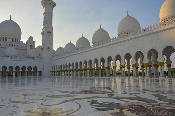 Sheikh Zayed Mosque in Abu Dhabi at sunset — Stock Photo, Image