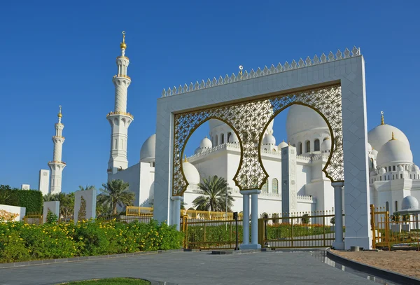 Openwork golden gate of the mosque — Stock Photo, Image