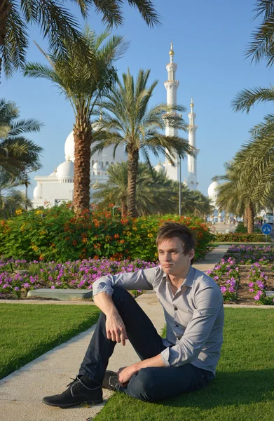 Młody człowiek w parku, w pobliżu meczetu — Zdjęcie stockowe
