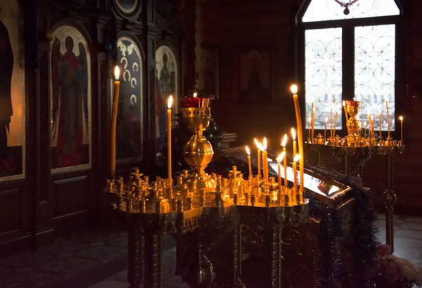 Candele nella chiesa ortodossa — Foto Stock