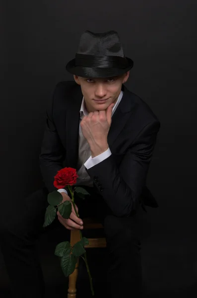 Молодой человек с розой . — стоковое фото