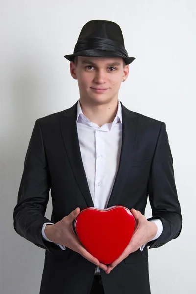 Jeune homme avec une boîte comme coeur amour . — Photo