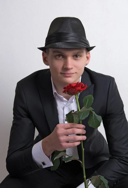 Un joven con una rosa . — Foto de Stock