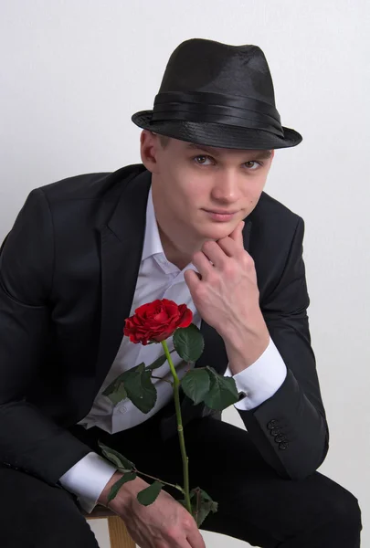 Ein junger Mann mit einer Rose. — Stockfoto