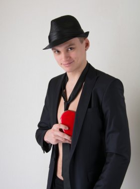 젊은 남자 shirtless, 마음 사랑 같은 상자 밖으로 가져옵니다..