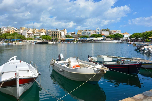 Boats at Vulismeni lake in Agios Nikolaos, Greece, Crete — Stock Photo, Image