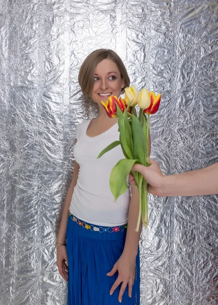 Girl which give a bouquet of tulips — Stock Photo, Image