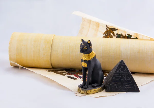 Egyptian cat, a pyramid and papyrus - souvenirs from travels — Stock Photo, Image