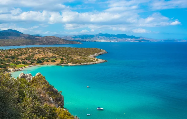 Costa del mar en un día soleado tranquilo . — Foto de Stock