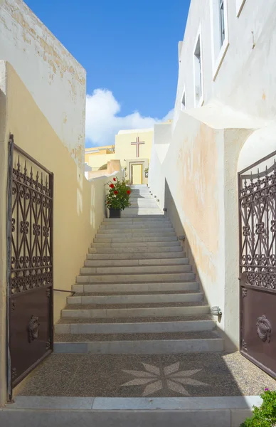 教会、サントリーニ島への階段. — ストック写真