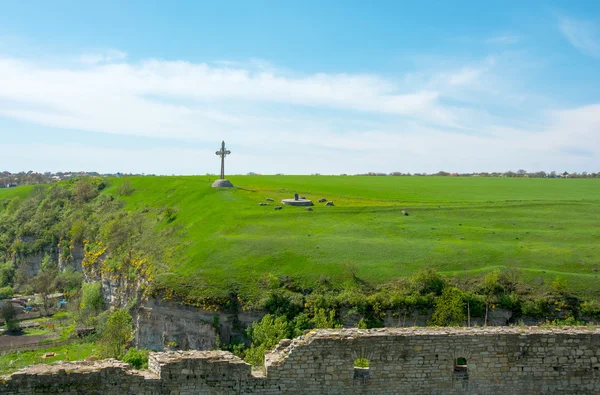 Cross near the Old Castle — Stock Photo, Image