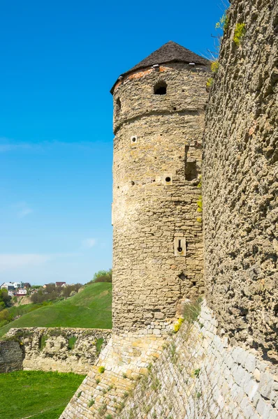 Uitzicht op de toren van het oude kasteel — Stockfoto