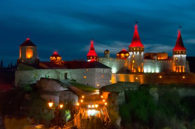 güzel bir gece aydınlatma ile kale