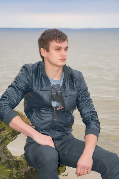 Un jeune homme devant la mer . — Photo