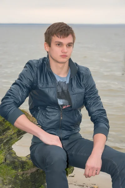 Um jovem em frente ao mar . — Fotografia de Stock