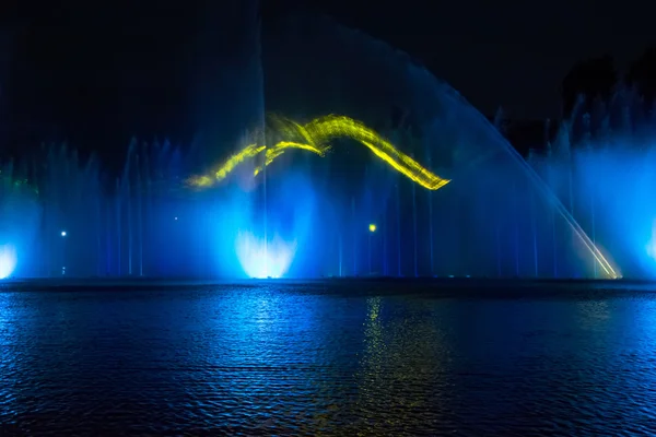 Fontaines chantantes. Fontaines colorées éclatantes et spectacle laser . — Photo