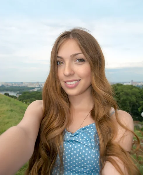 Bella ragazza scattata foto di se stessa, selfie . — Foto Stock