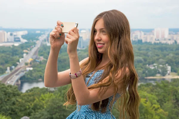 Menina bonita tirou foto de si mesma, selfie . — Fotografia de Stock