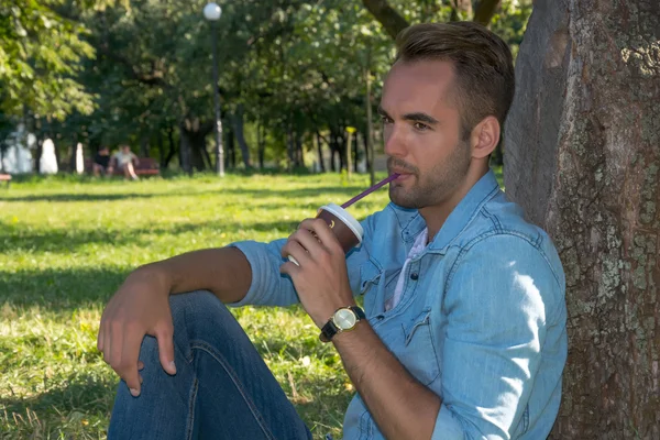 Man resting in nature with a cup of coffee — Stock Photo, Image