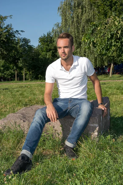 Man vilar i en sommar park — Stockfoto