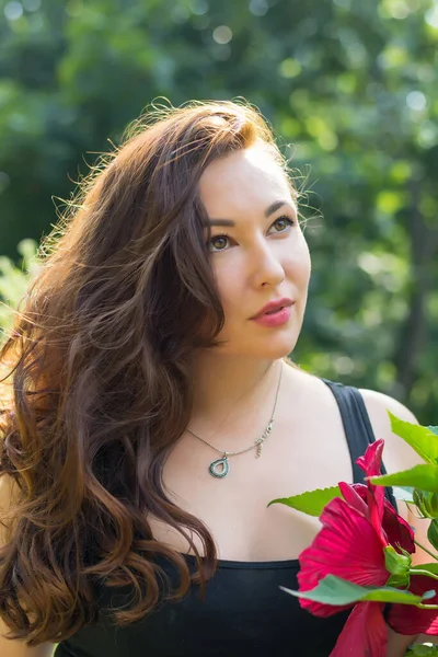 Retrato Uma Mulher Bonita Jardim Com Flores Vermelhas Verão — Fotografia de Stock