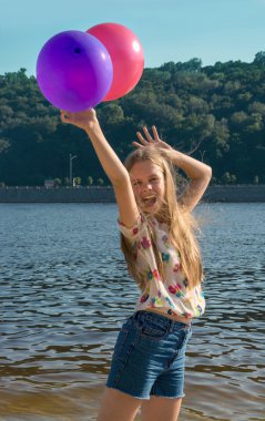 mutlu kız plaj renkli balonlar ile