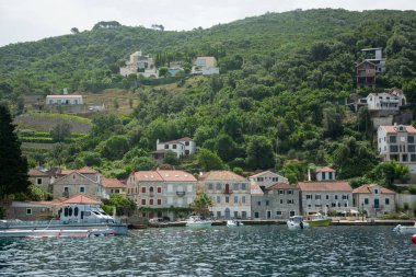 Yazı işleri. Budva, Karadağ. Haziran 2021. Karadağ 'ın deniz manzarası, deniz manzarası, güzel evler ve kıyı şeridi