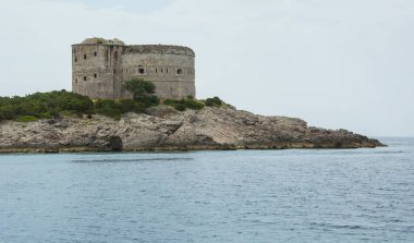 Karadağ 'ın Kotor Körfezindeki Eski Kale, denizden manzara