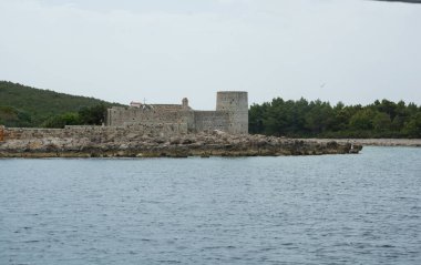 Karadağ 'daki eski kale ve deniz manzarası