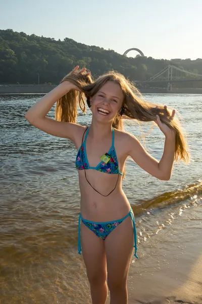 Chica con un reproductor de mp3 en la playa —  Fotos de Stock