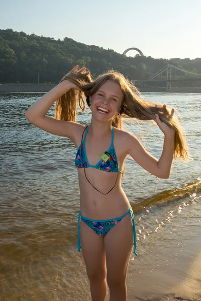 Girl with a mp3 player on the beach — Stock Photo, Image