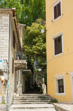 Yazı işleri. Herceg Novi, Karadağ. Haziran 2021. Karadağ 'ın Herceg Novi kentindeki eski caddede yaz aylarında merdiven