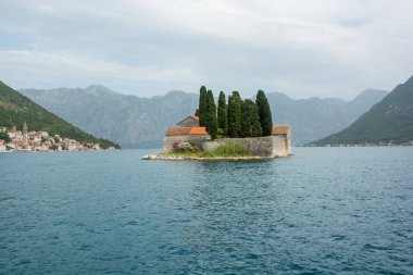 Karadağ 'ın Boka Kotor Körfezi' ndeki Perast 'ın arka planında yer alan St. George adası