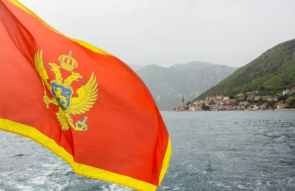 Flaga Czarnogóry Znajduje Się Pobliżu Perast Zatoce Boka Kotor Czarnogórze — Zdjęcie stockowe
