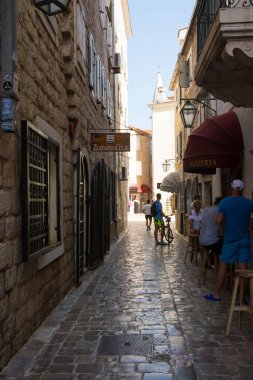 Yazı işleri. Haziran 2021. Budva, Karadağ. Karadağ 'ın Budva kentindeki Old Town' da dar bir sokak.