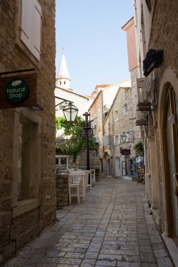 Yazı işleri. Haziran 2021. Budva, Karadağ. Karadağ 'ın Budva kentindeki Old Town' da dar bir sokak.