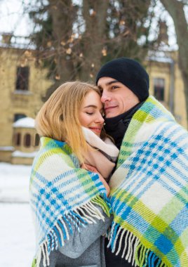 Kışın seven çift sosisli. Adam bir kız sokakta kışın sarılmak. St. Valentine's Day