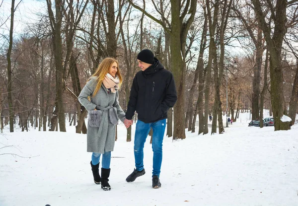 Guy Girl Walking Winter Park Holding Hands Laughing — Fotografia de Stock
