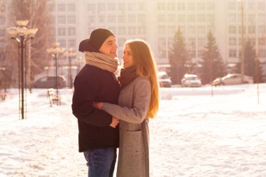 Kışın seven çift. Adam bir kız sokakta kışın sarılmak. St. Valentine's Day