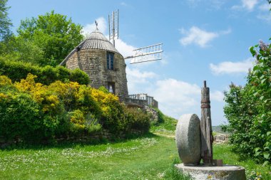 Sarı çiçekli eski yel değirmeni Lautrec, Fransa yazın