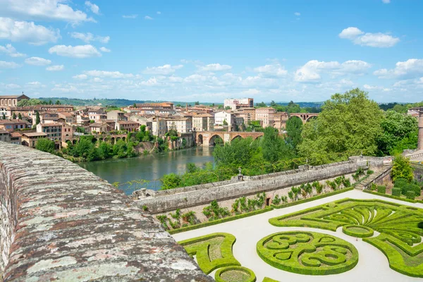 フランスのアルビにあるトゥールーズ ロートレック美術館には 美しいターン川と花々の庭園があります — ストック写真