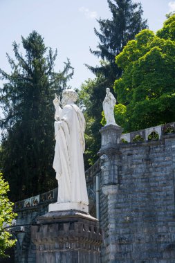 Fransa 'nın Lourdes kentindeki Kutsal Tespih Bazilikası yakınlarındaki Katolik hac yeri..