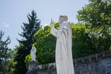 Fransa 'nın Lourdes kentindeki Kutsal Tespih Bazilikası yakınlarındaki Katolik hac yeri..